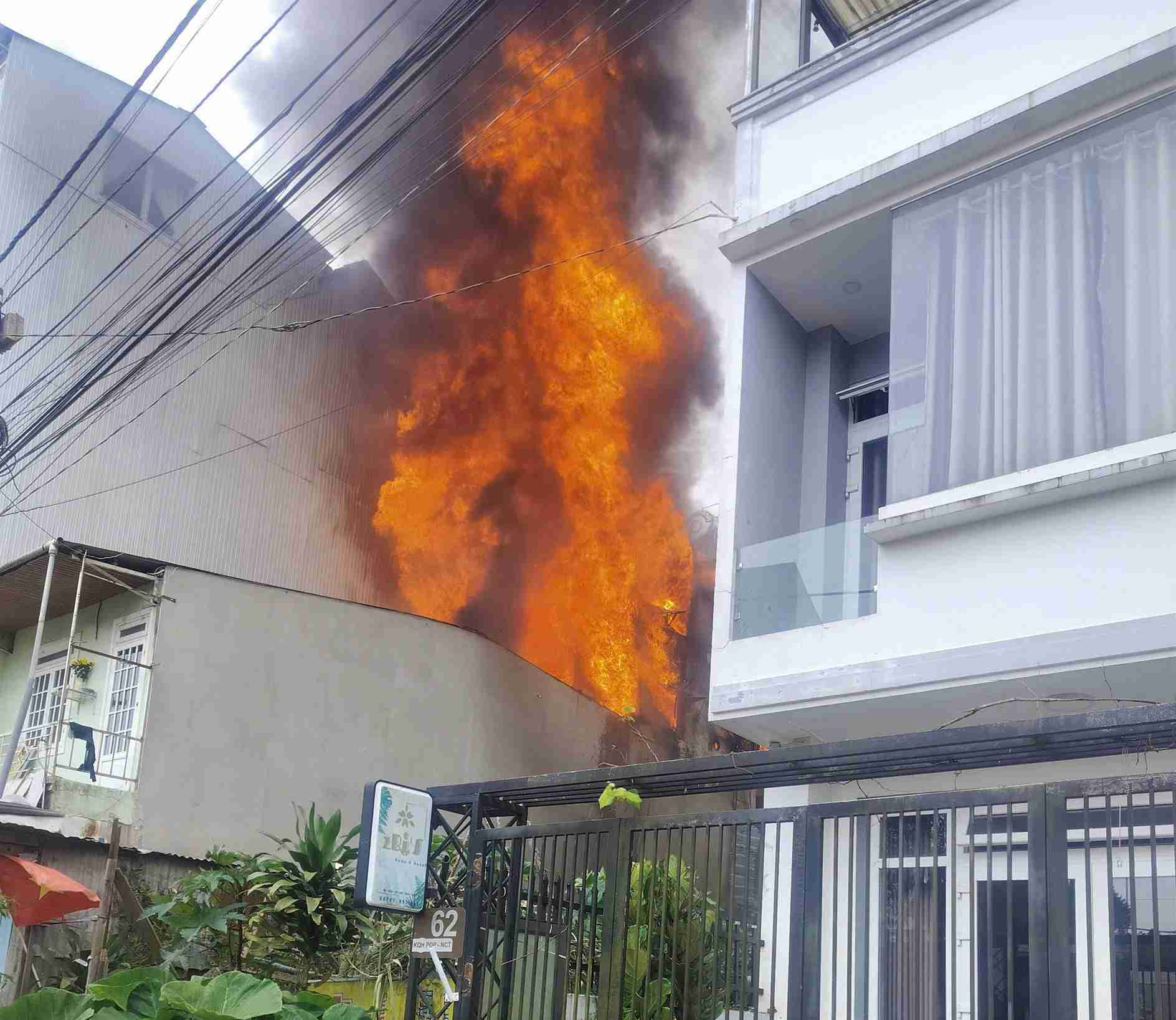 ダラット中心部の住宅で火災が発生し全焼した。写真: フック・カーン