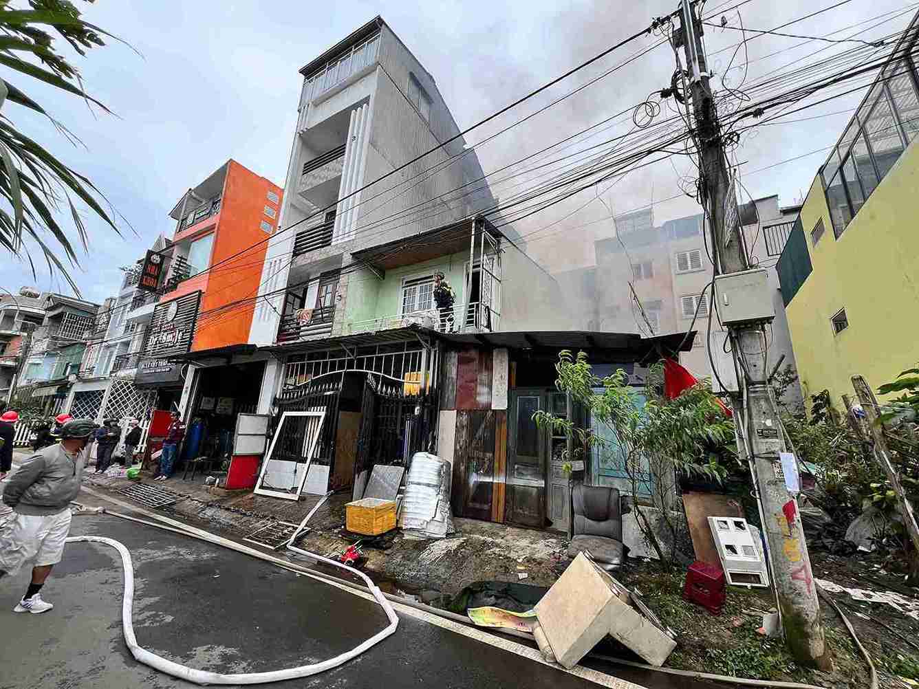 Sau nhieu no luc, vu chay da duoc cac luc luong khong che, dap tat khong gay thiet hai ve nguoi. Anh: Phuc Khanh