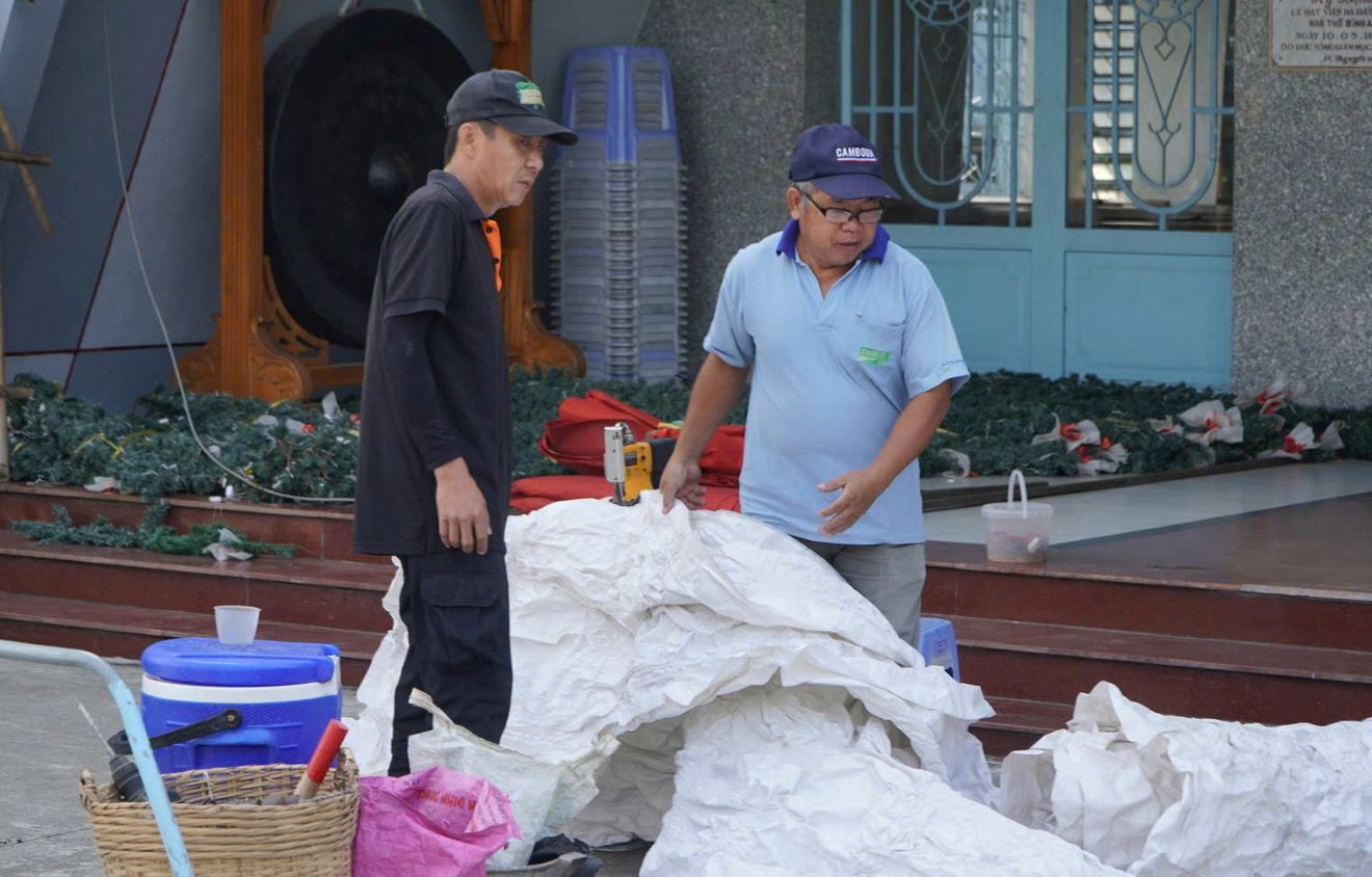 People are busy preparing to decorate to welcome Christmas 2025. Photo: Nguyen Chan