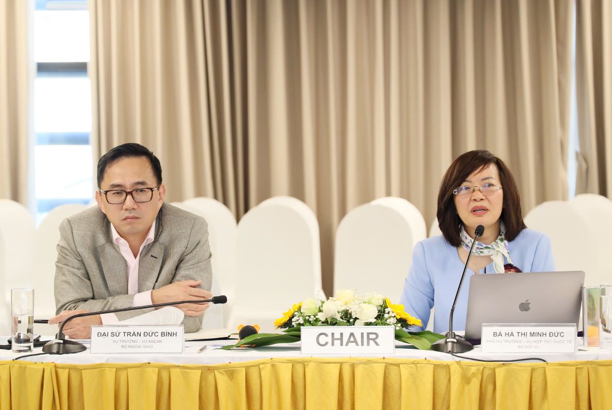 Ms. Ha Thi Minh Duc - Deputy Director of the Department of International Cooperation (Ministry of Home Affairs) and Ambassador Tran Duc Binh - Director of the Department of ASEAN (Ministry of Foreign Affairs) shared at the Workshop. Photo: Chi Tam