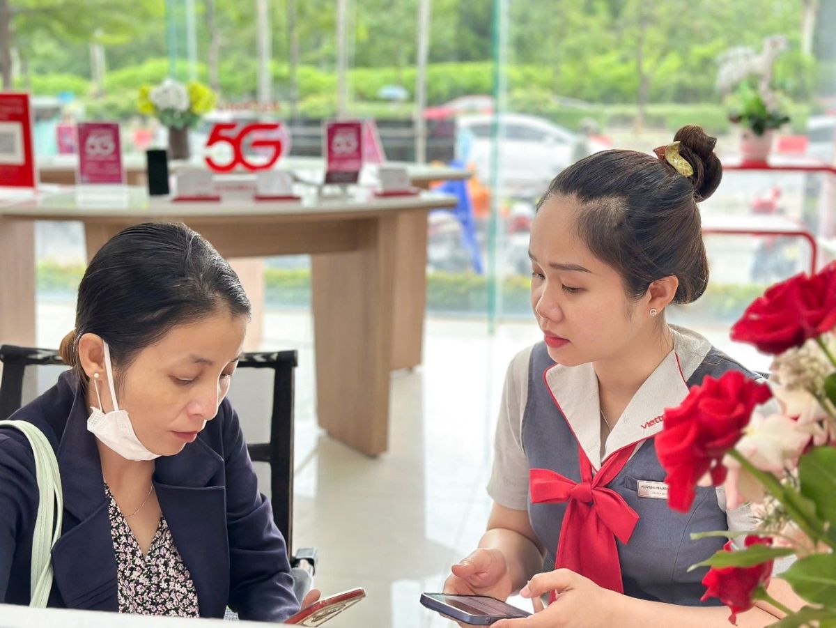 Nhan vien Viettel huong dan khach hang cap nhat thong tin thue bao