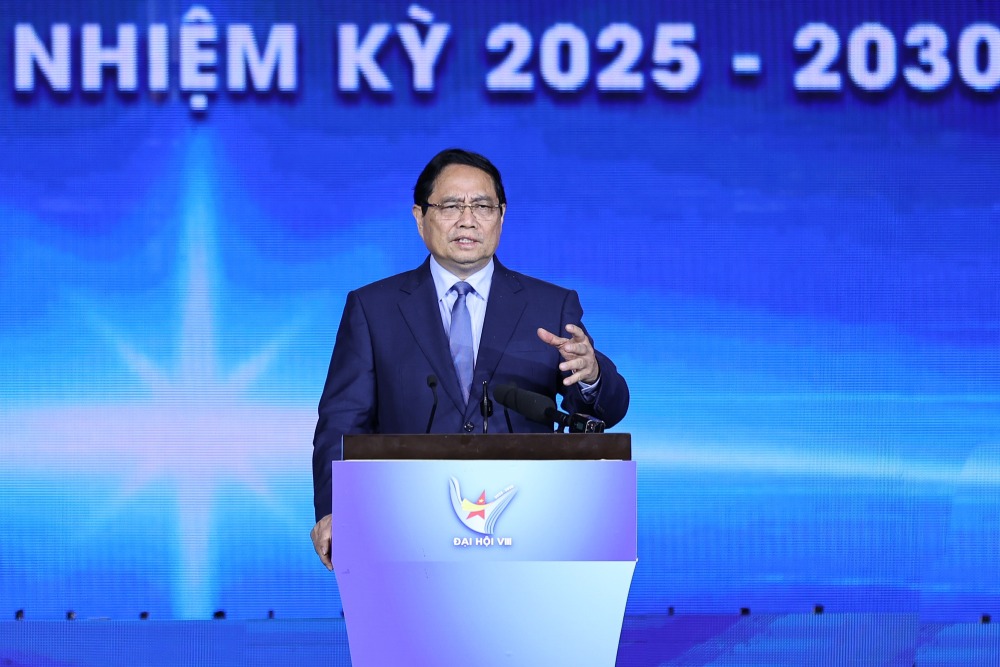Politburo member and Prime Minister Pham Minh Chinh proposed assigning specific tasks to a number of enterprises and entrepreneurs in developing social housing. Photo: VGP