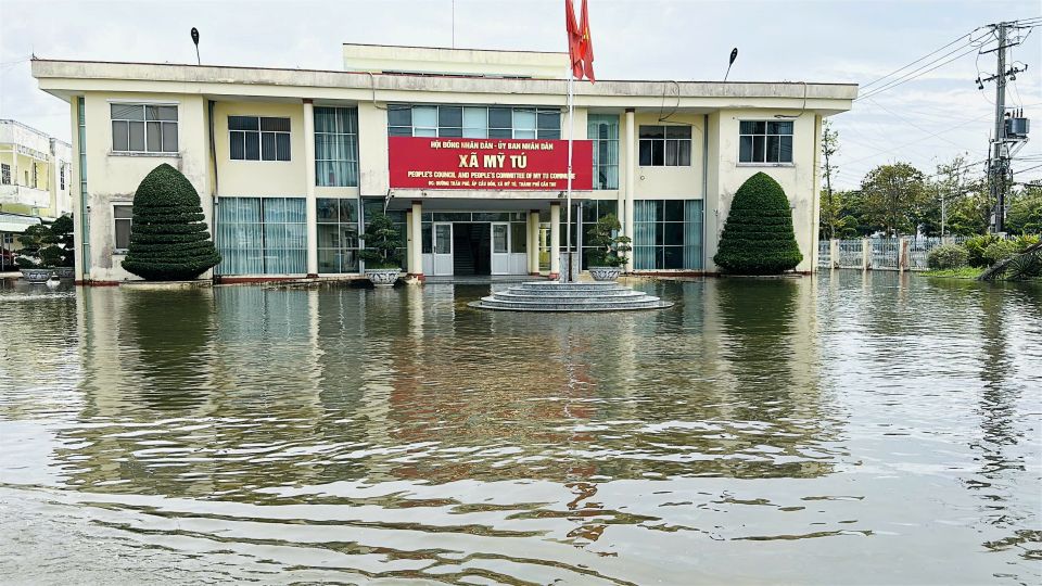 Trụ sở UBND xã Mỹ Phước bị ngập, gây khó khăn cho công chức và người dân đến giao dịch. Ảnh: Quang Thuận