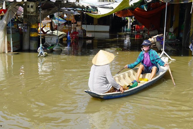 Tiểu thương lao đao khi chợ liên tục bị ngập
