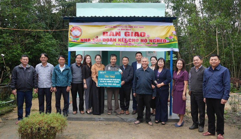 Da Nang City hands over solidarity houses to poor households in Tam Xuan commune. Photo: Da Nang City People's Committee