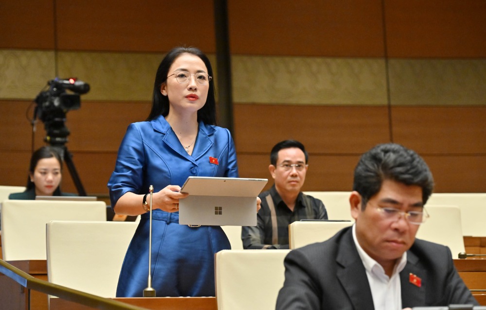 National Assembly delegate Tran Khanh Thu proposed managing AI artificial intelligence products in healthcare. Photo: Pham Dong