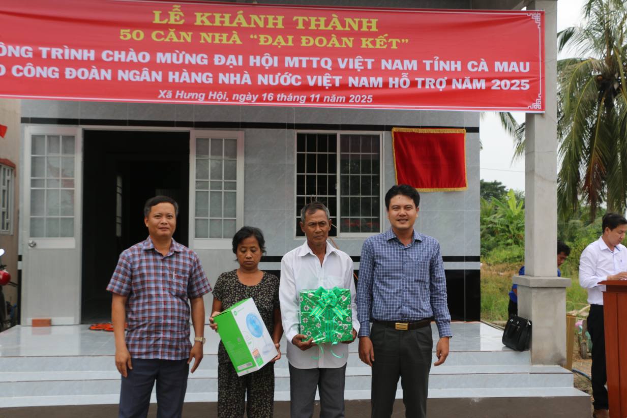 Nguoi ngheo, nguoi kho khan ve nha o luon co to Mat tran cac cap kip thoi de xuat ho tro xay nha dai doan ket. Anh: Nhat Ho