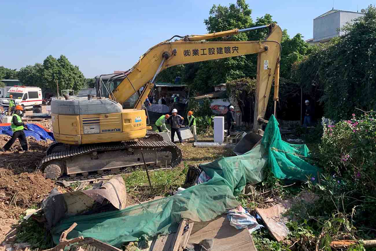 Las fuerzas funcionales del barrio de Khuong Dinh (Hanoi) organizaron la revocacion forzosa de tierras para el proyecto de la Casa Funeraria del distrito de Thanh Xuan. Foto: Song Huu