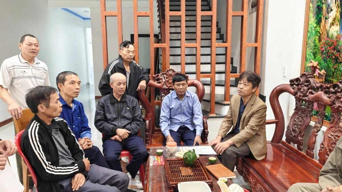 Residentes del barrio de Bong Lai (provincia de Bac Ninh) solicitan la perdida de 46 libros rojos. Foto: Van Truong