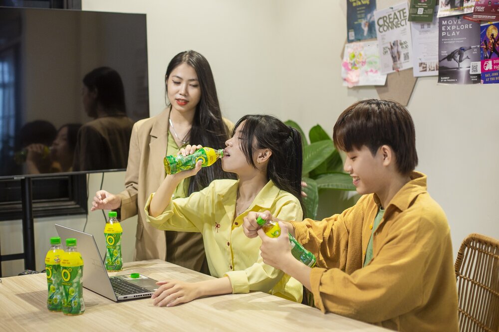 Giua guong quay cong viec khong ngung, khoanh khac giam cang thang cung chai Tra Xanh Khong Do giup tinh than sang khoai, stress tan bien de but pha trong cong viec cuoi nam. Ảnh: Tan  Hiep Phat