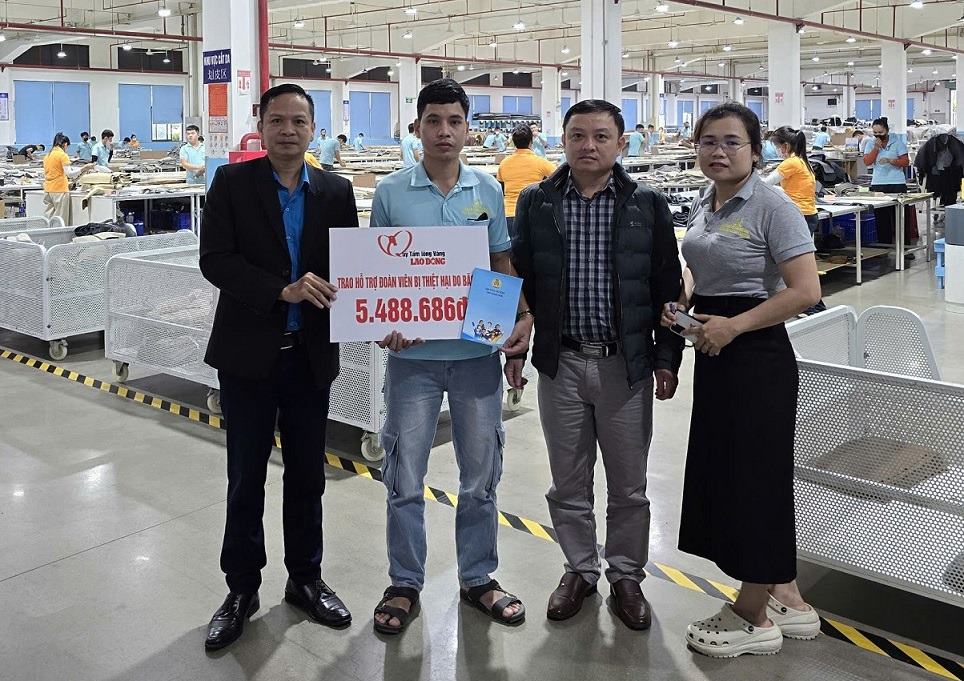 作業部会は、クアンガイ県タイトラボンコミューンのトラリエン村に住む組合員ホー・ヴァン・バクさん（右から2人目）を支援するために資金を授与した。写真: Xuan Quang