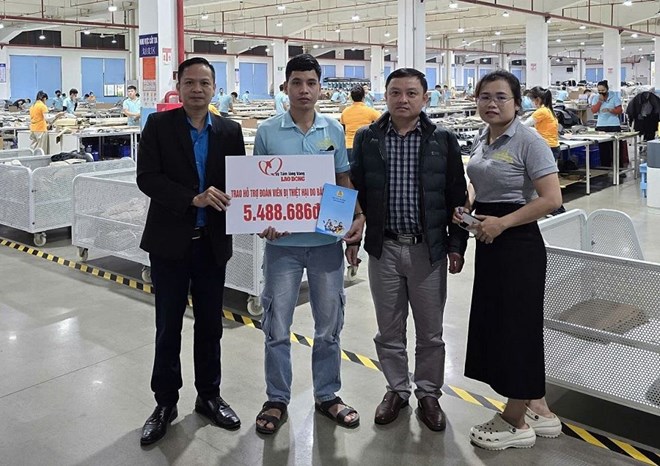 Trao tiền hỗ trợ vợ chồng công nhân ở Quảng Ngãi có nhà bị nước lũ cuốn trôi