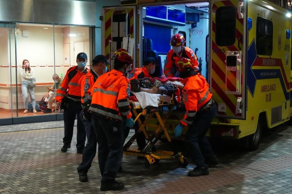 Bringing injured people in the apartment fire in Hong Kong (China) to the hospital. Photo: Xinhua
