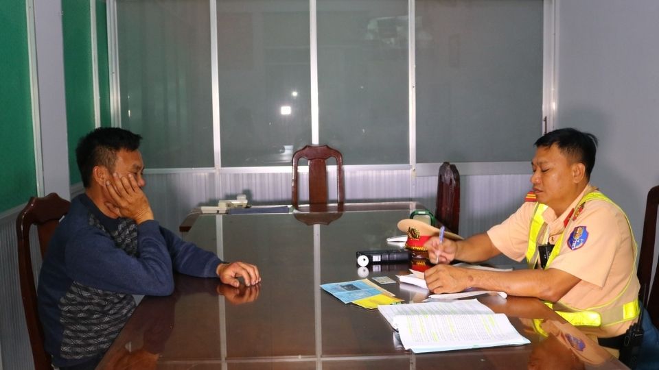 교통 경찰은 혈중 알코올 농도 위반 및 운전 면허증 미제출 운전자를 단속했습니다.