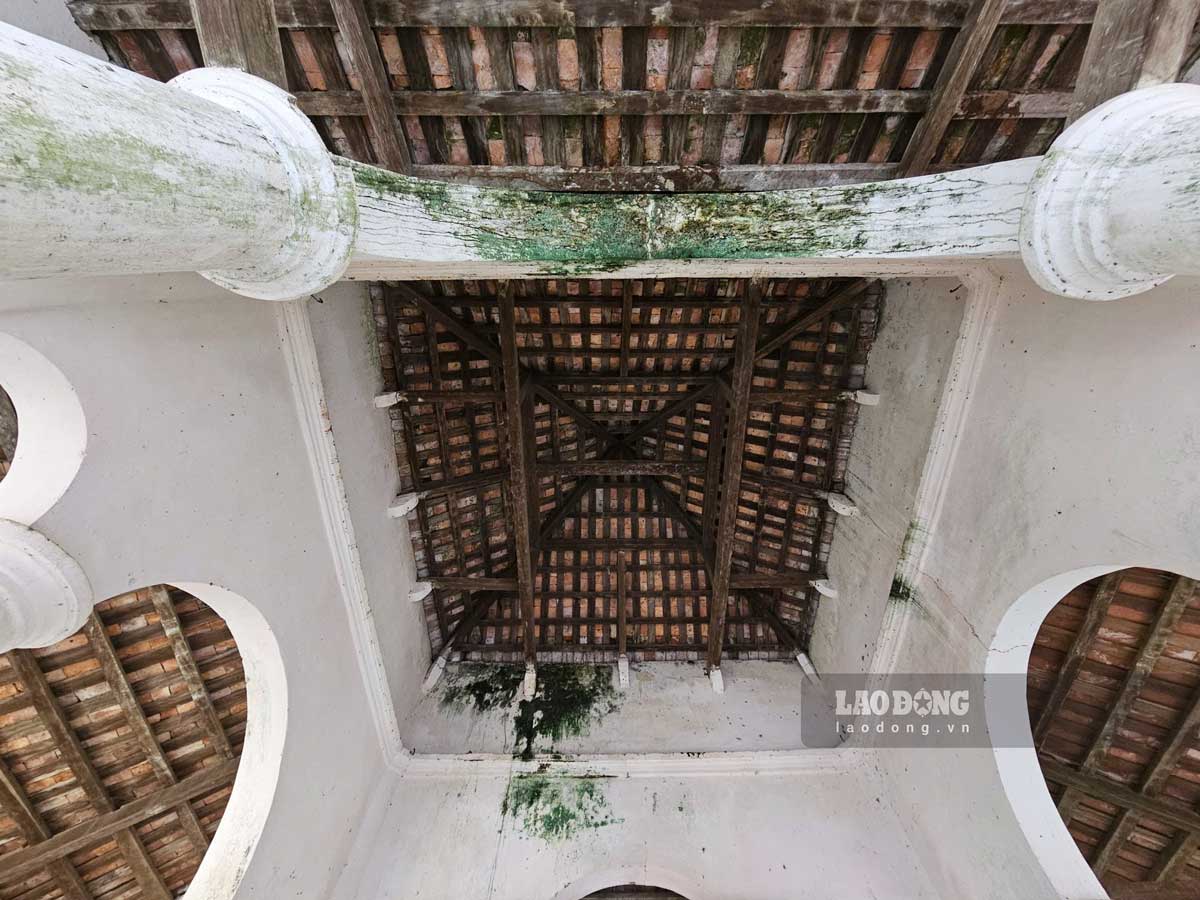 Khu vuc dinh Hat ngay truoc den co. Anh: Ha Vi