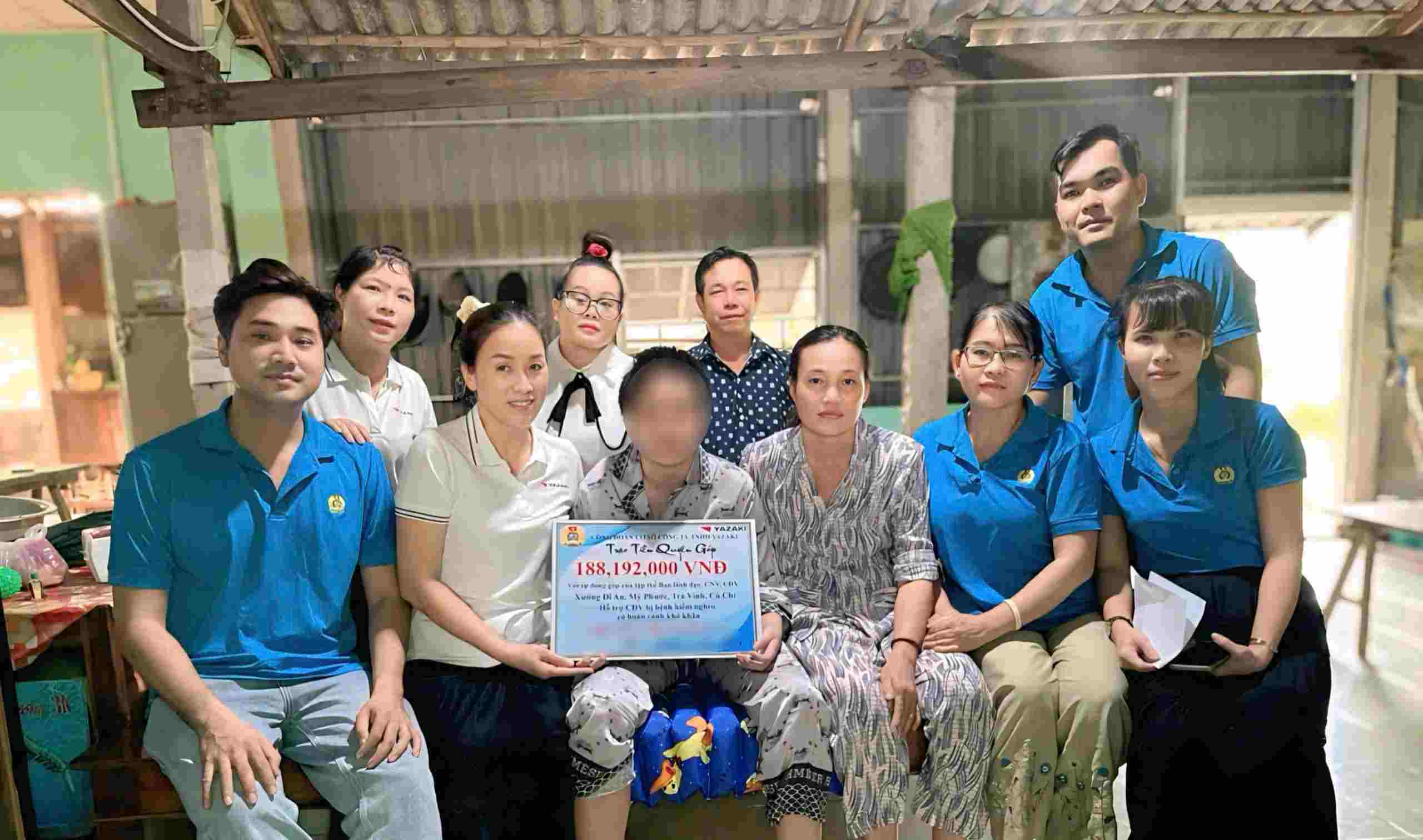 Yazaki EDSベトナム有限会社の労働組合が、脳卒中の後、困難に直面している女性労働者に支援を贈呈。写真:CDCS提供