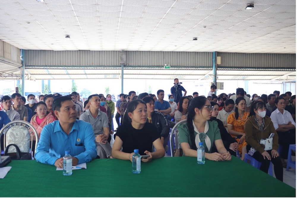 Dai bieu va doan vien, nguoi lao dong Cong ty TNHH XNK Co May tham du buoi tuyen truyen Chuong trinh muc tieu quoc gia xay dung nong thon moi. Anh: Luu Hung. 