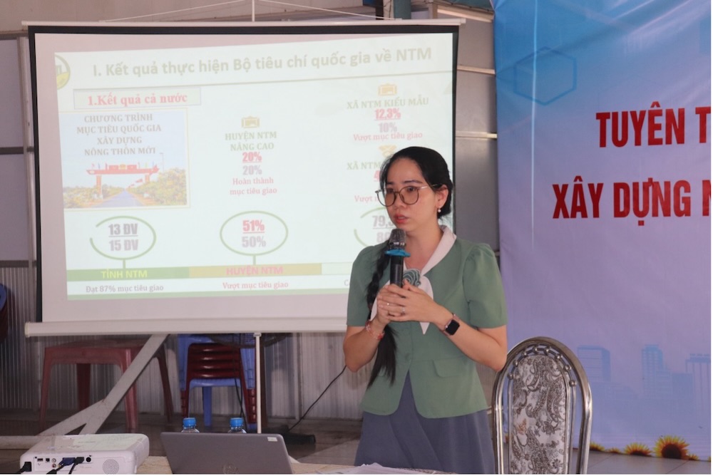 Ba Huynh Thi Huynh Mai – can bo Chi cuc Phat trien nong thon tinh Dong Thap – trinh bay noi dung tuyen truyen ve ket qua thuc hien Chuong trinh muc tieu quoc gia xay dung nong thon moi.