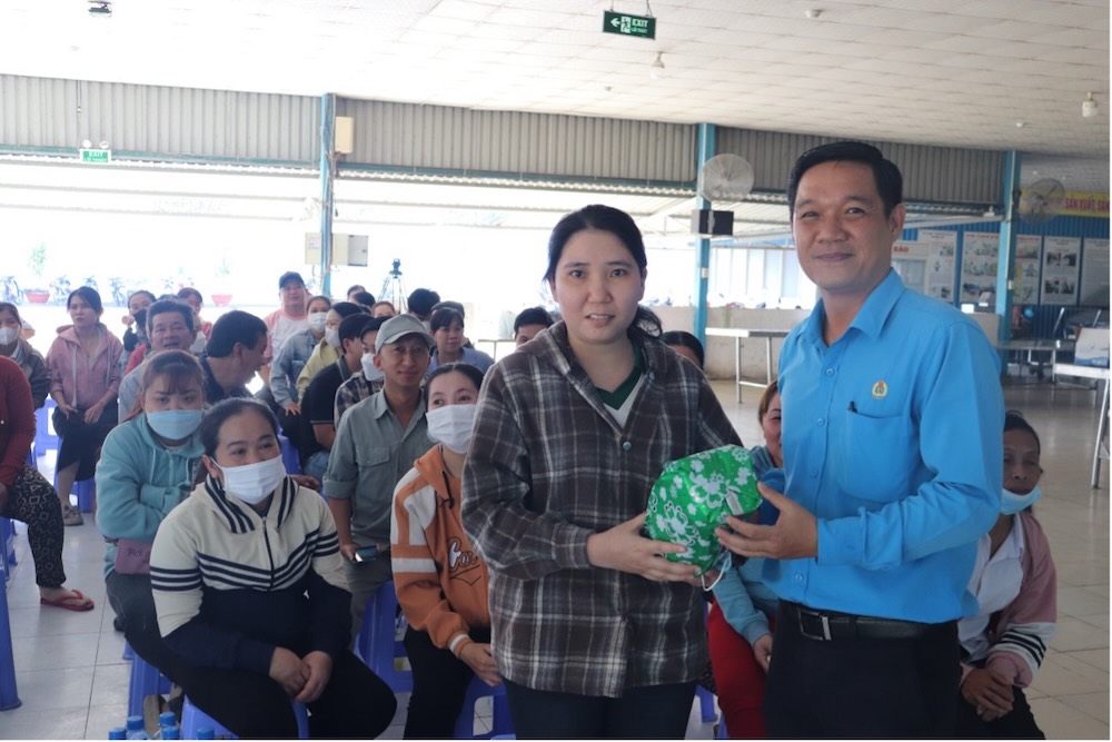 Doan vien, nguoi lao dong tham gia phan giao luu cau hoi kien thuc ve xay dung nong thon moi. Anh: Luu Hung. 