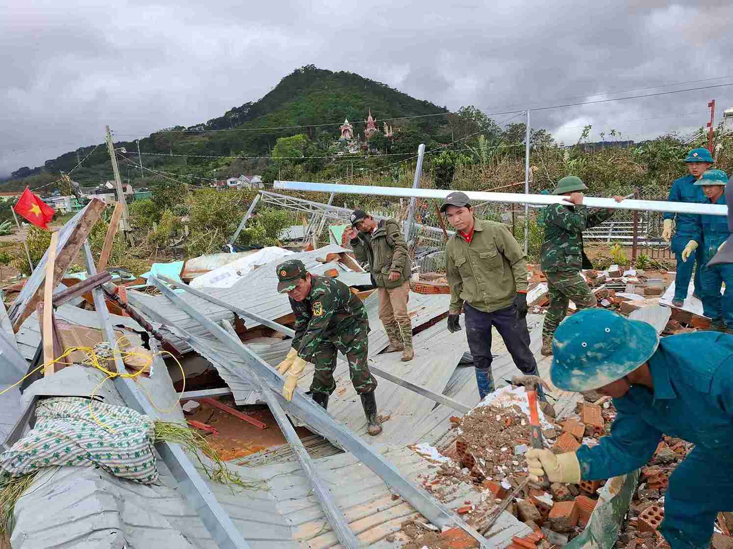 Luc luong vu trang tinh Lam Dong ho tro nguoi dan sua chua lai nha cua sau mua lu de som on dinh cuoc song. Anh: Phuc Khanh