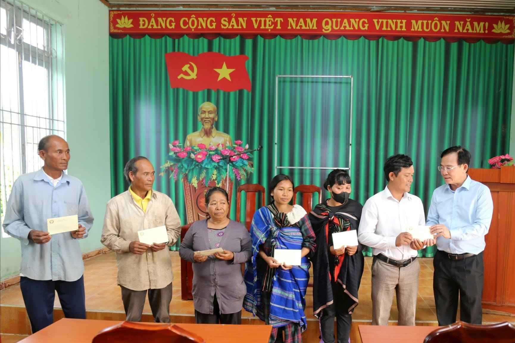 람동성 인민위원회 위원장 Ho Van Muoi는 Dam Rong 4 면에서 폭우와 홍수로 심각한 피해를 입은 가구를 방문하여 격려하고 지원금을 전달했습니다. 사진: Phuc Khanh