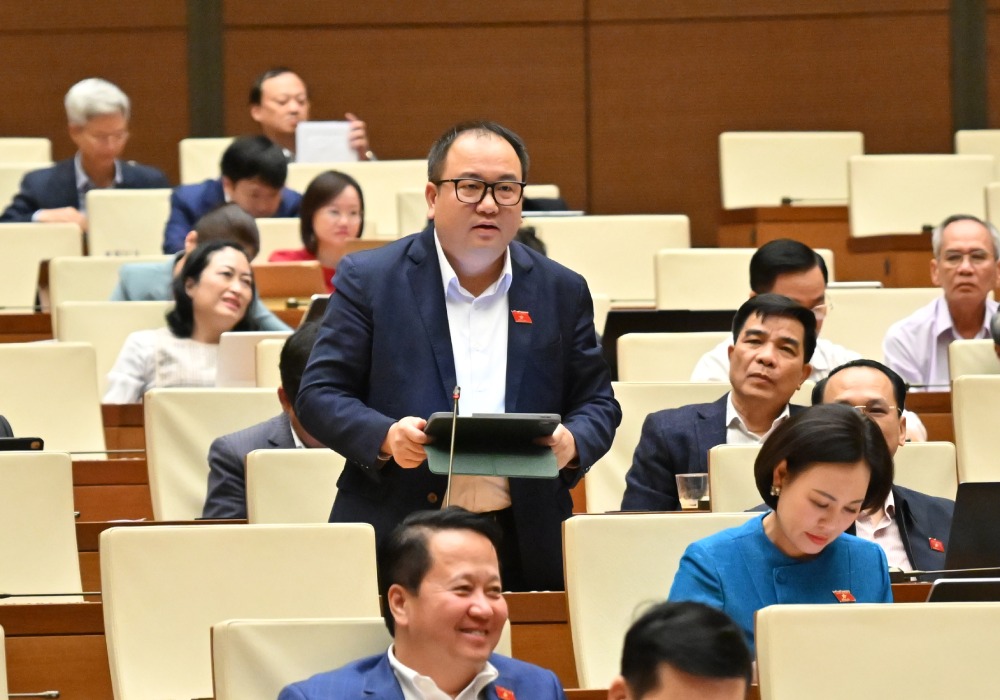 National Assembly delegate Pham Trong Nghia proposed to ban the abuse of AI in the public sector. Photo: Pham Dong