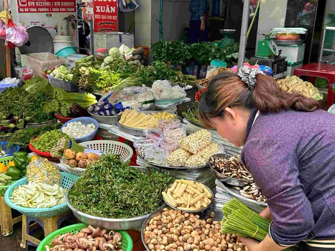 Rau xanh o cac cho truyen thong tang gia. Anh: Ngoc Le 