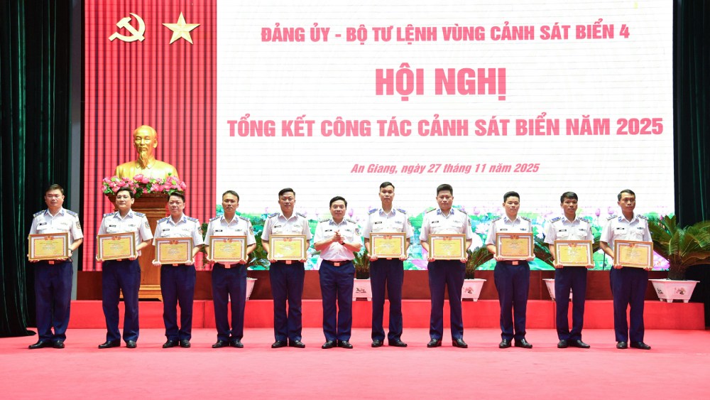 Thu truong Bo Tu lenh Vung Canh sat bien 4 trao thuong cho cac tap the dat danh hieu “Don vi tien tien”. Anh: Duc Thai