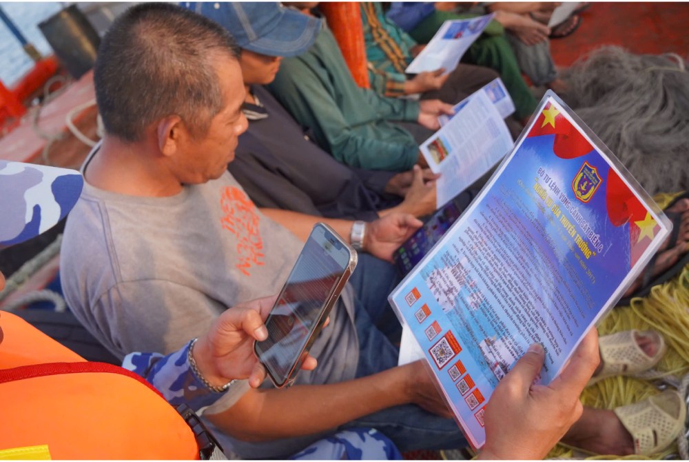 Huong dan ngu dan tren tau ca quet ma QR de tra cuu quy dinh phap luat. Anh: Nguyen Anh