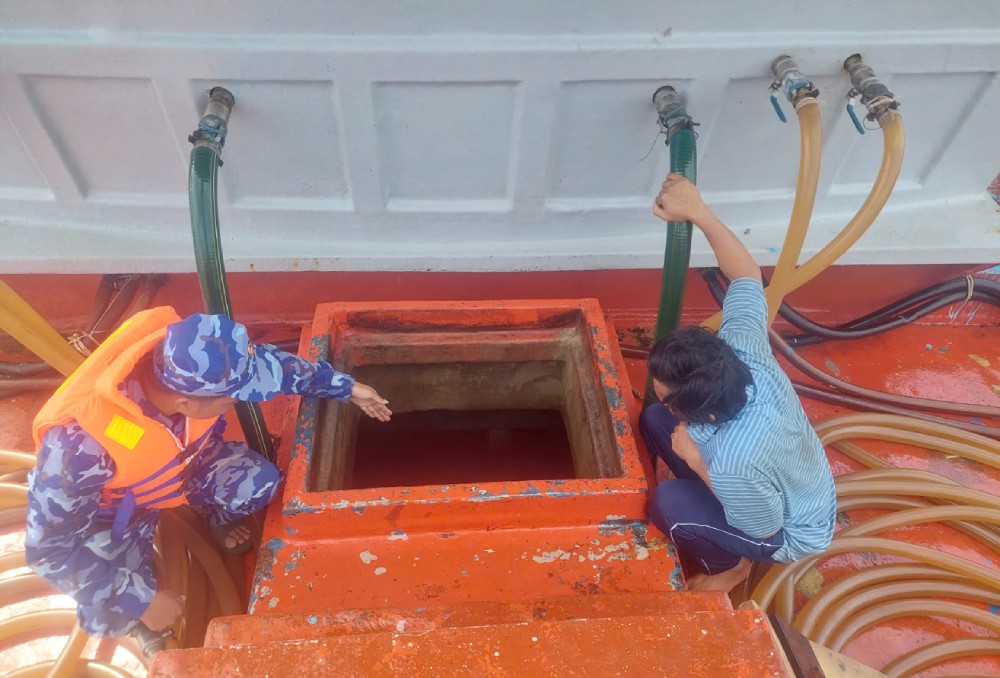 Coast Guard Force 4 inspected and caught red-handed the fishing boat illegally carrying DO oil. Photo: CSB4 Region Command