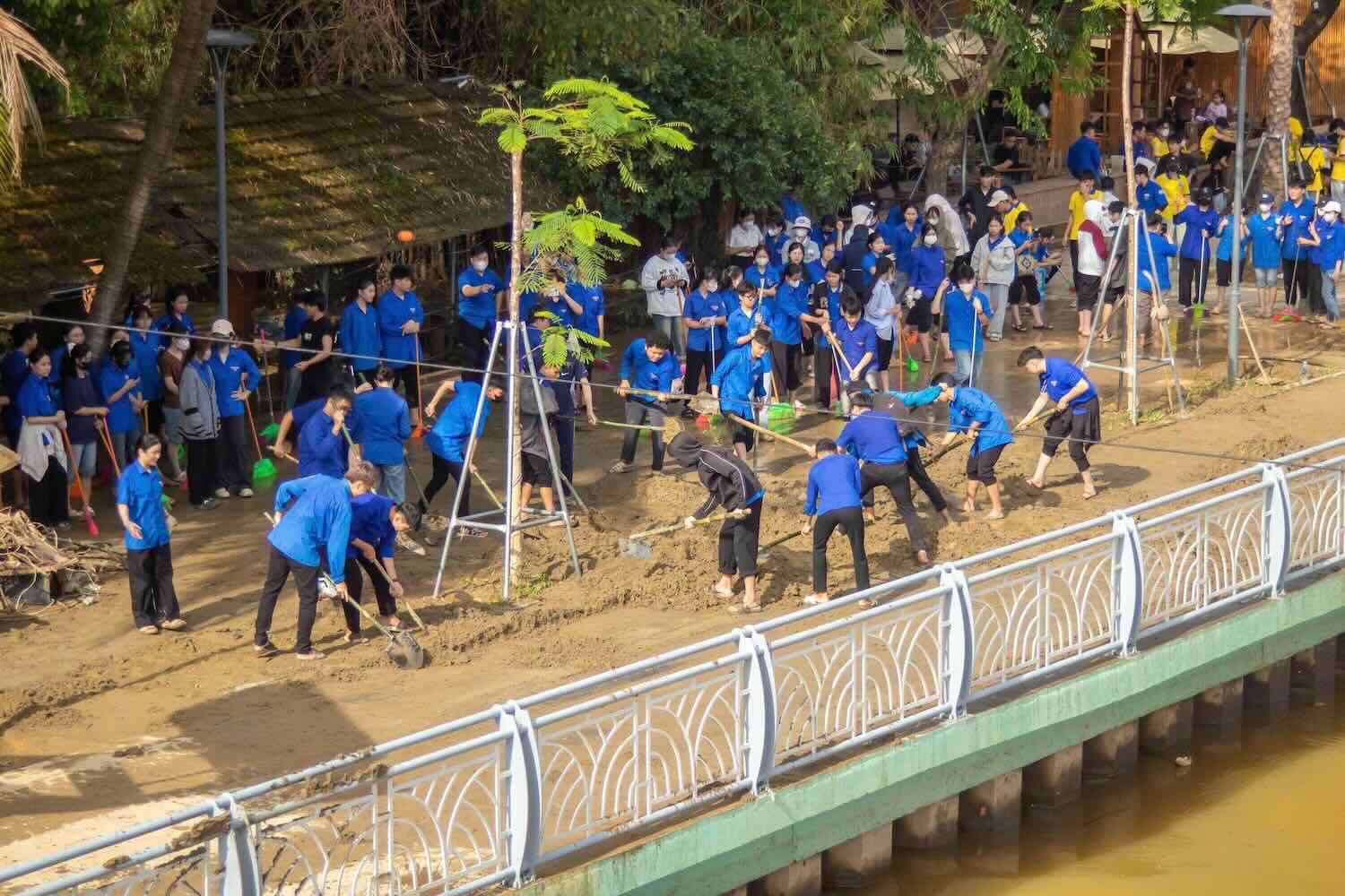青年団の部隊も、豪雨後の清掃に応えるために出動しました。写真:T. Trang.