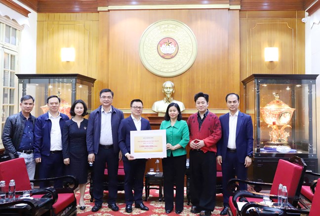 党中央委員会委員、ベトナム祖国戦線中央委員会副委員長、ベトナム女性連合会長のグエン・ティ・トゥエン女史は、レ・コック・ミン氏から支援を受けた。写真: ミン・ヒエン