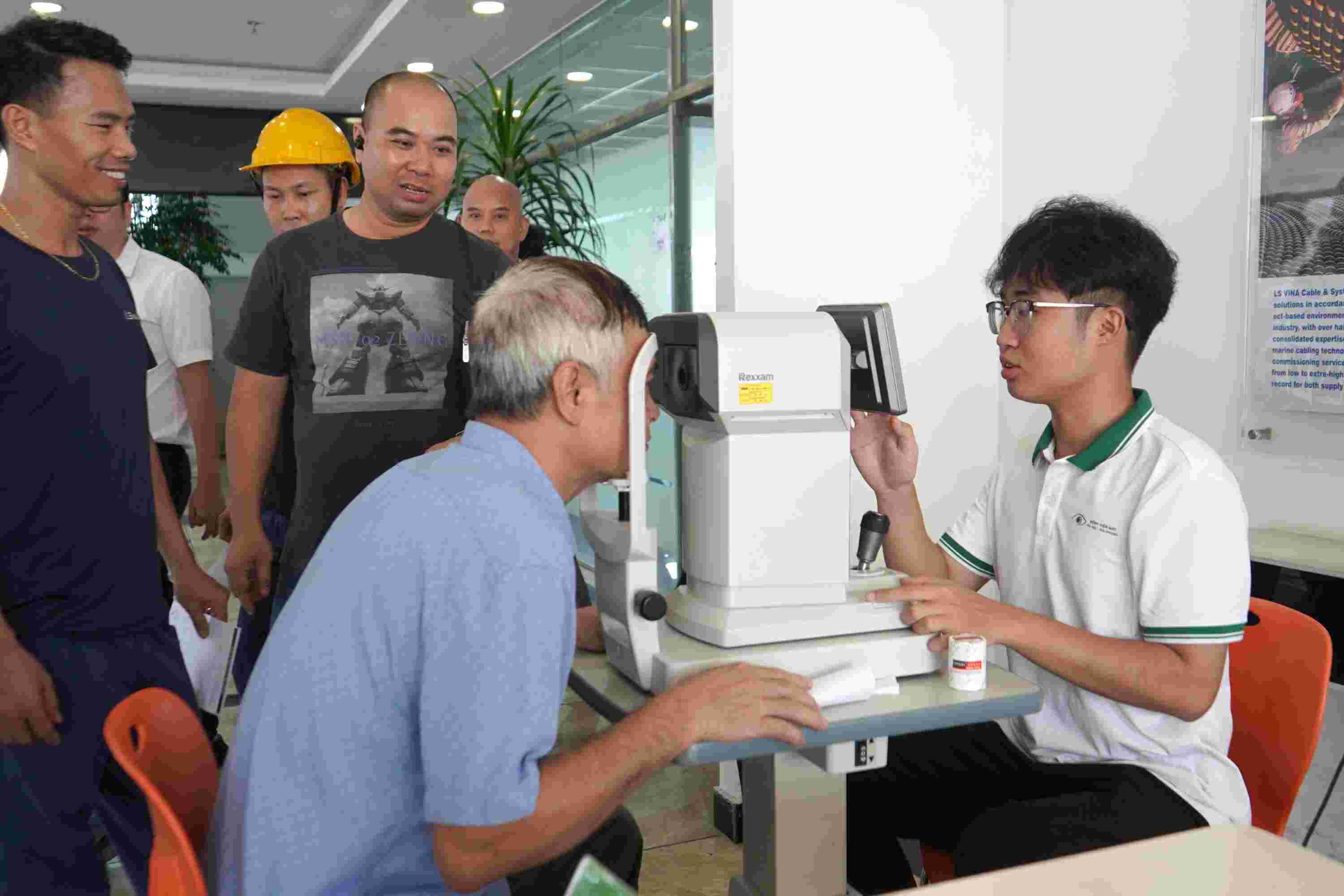 하이퐁시 노동총연맹은 도시 동부 지역의 모든 조합원에게 무료 진료를 제공하여 산업 재해를 줄이는 산업 재해를 발견했습니다. 사진: Mai Dung