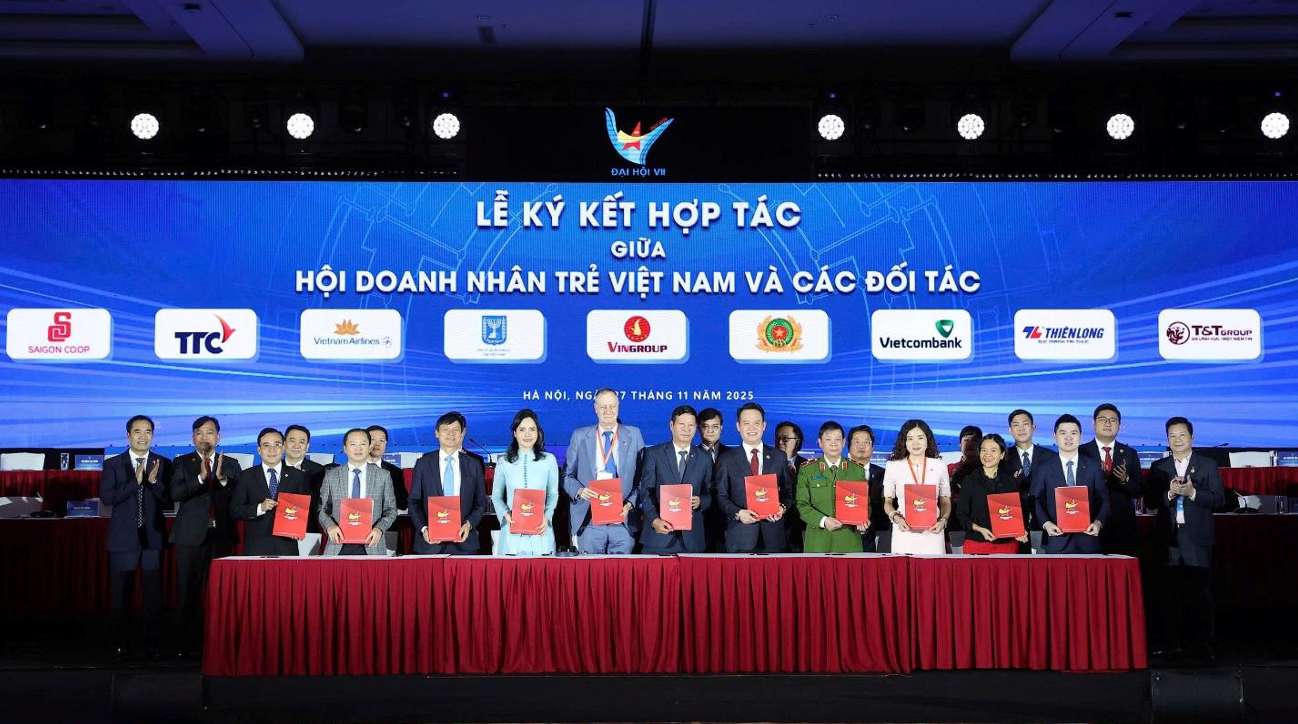 Ong Do Vinh Quang, Pho Chu tich HDQT T&T Group (ngoai cung ben phai) va dai dien cac doanh nghiep ky bien ban ghi nho hop tac voi Hoi Doanh nhan tre Viet Nam. Anh: T&T Group