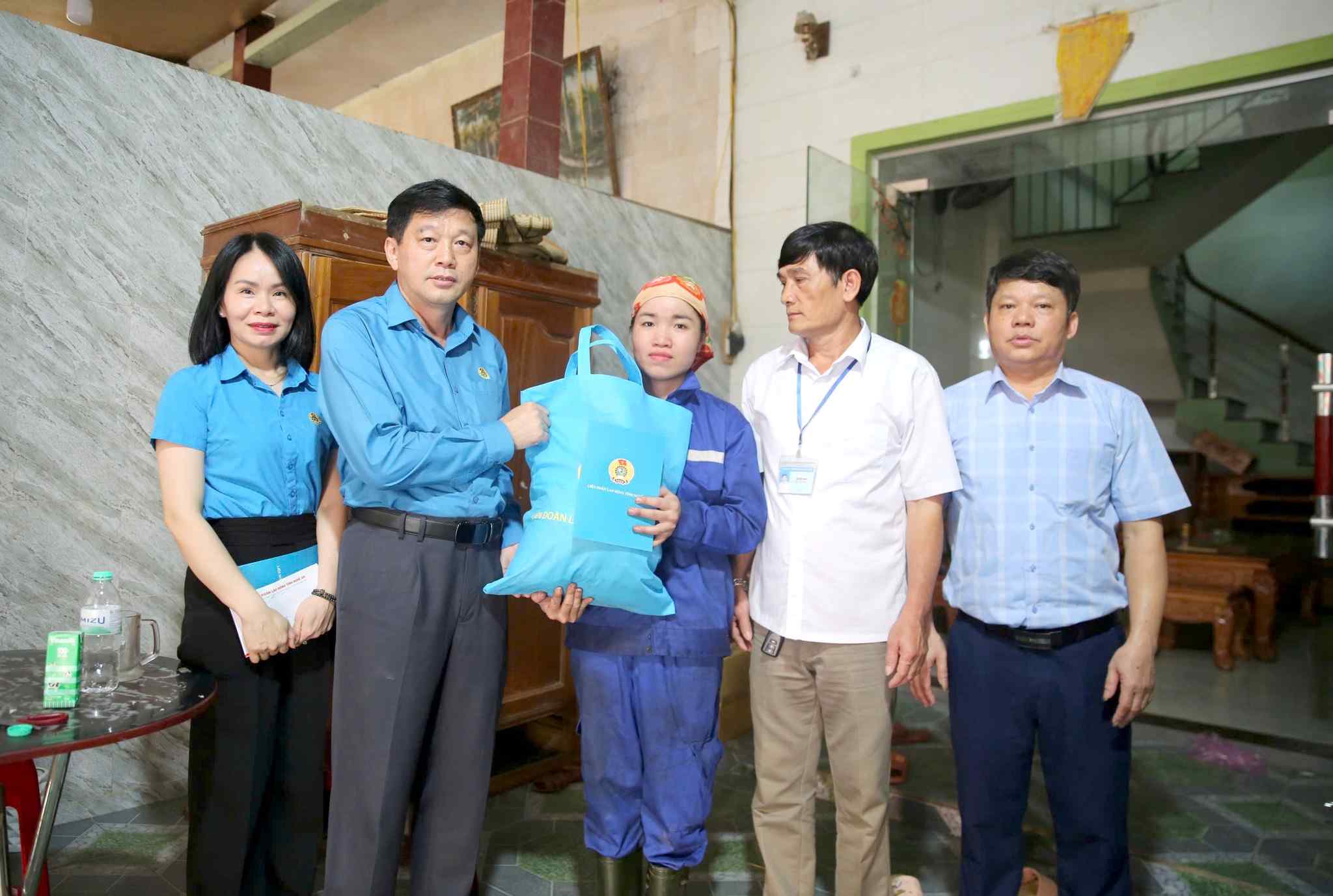 ゲアン省労働総同盟のカ・ヴァン・タム委員長は、自然災害の影響を乗り越える労働者を支援するために贈り物を贈呈した。写真: ゴック・アン