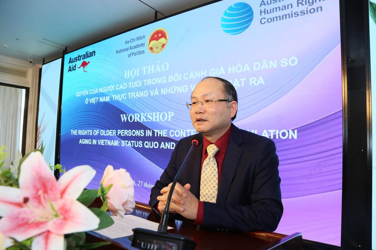 ホーチミン国立政治学院人権研究所所長のトゥオン・ズイ・キエン准教授が会議で開会のスピーチを行った。写真：ドアン・フン