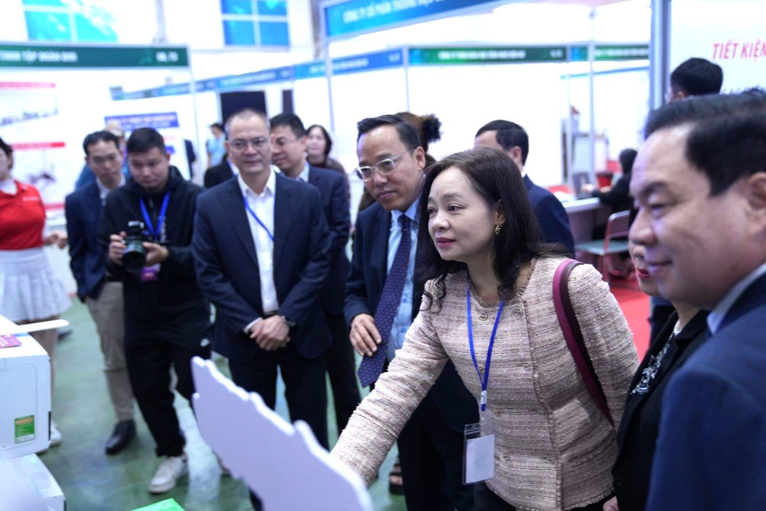 産業貿易省イノベーション・グリーン変革・産業促進局長のグエン・ティ・ラム・ザン氏が、グリーン・パビリオンに展示されている製品を紹介した。写真: 産業貿易省