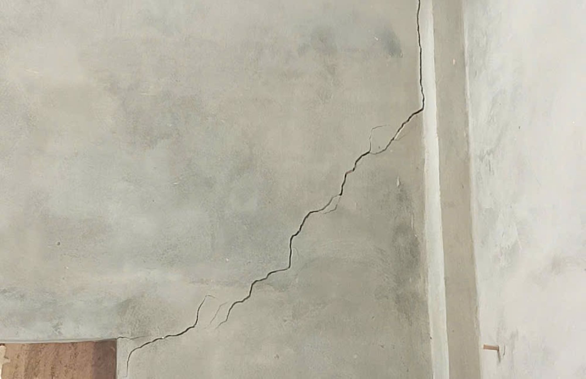 Tuong nha bi nut sau khi loc xoay di qua. Anh: Han Nguyen