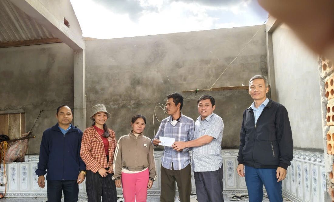 Lanh dao Truong Pho thong dan toc ban tru Tieu hoc Vinh O (thu 2 tu phai sang) den tham va trao ho tro cho gia dinh ong Khang. Anh: Han Nguyen 
