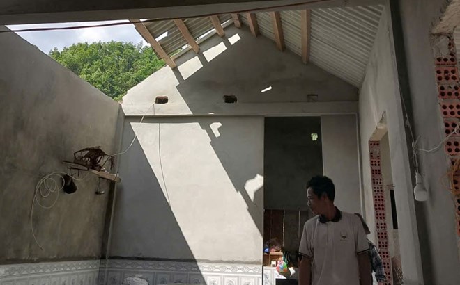 Lốc xoáy giữa trưa làm hư hỏng nhà dân ở Quảng Trị