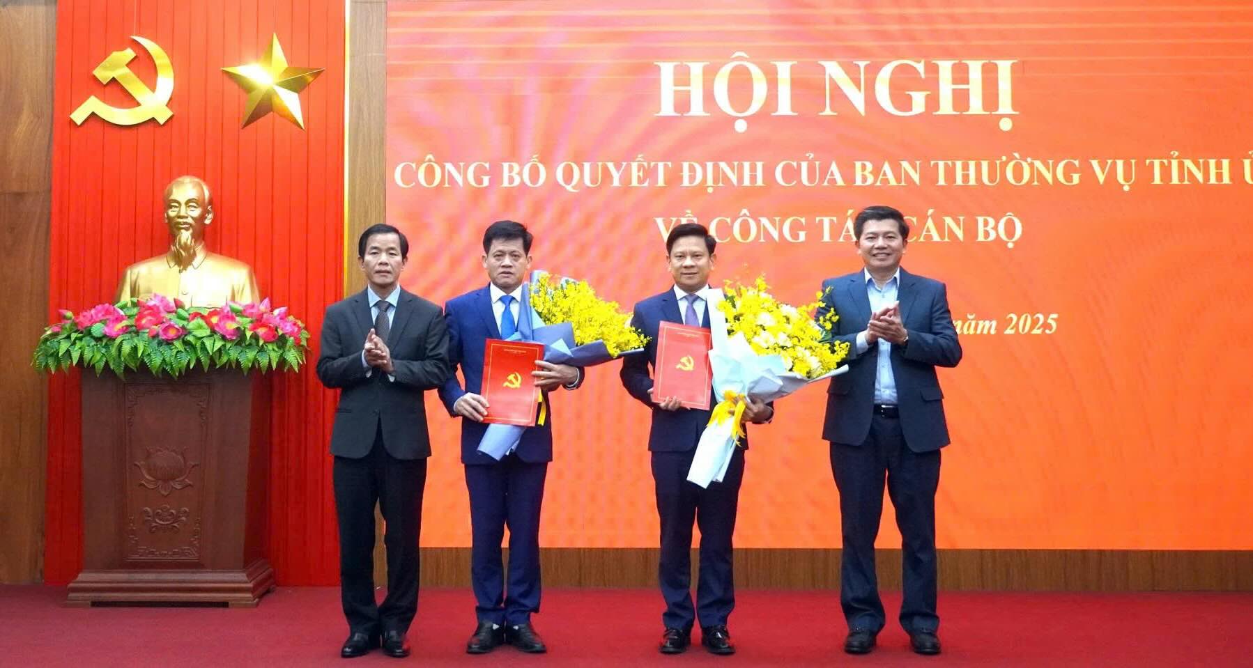 Quang Tri Provincial Party Secretary Nguyen Van Phuong (far left) and Provincial Party Standing Deputy Secretary Tran Vu Khiem (far right) presented the decision and presented flowers to congratulate Mr. Le Van Bao (far left) and Le Vinh The (far right) on Monday. Photo: Hai Phuoc