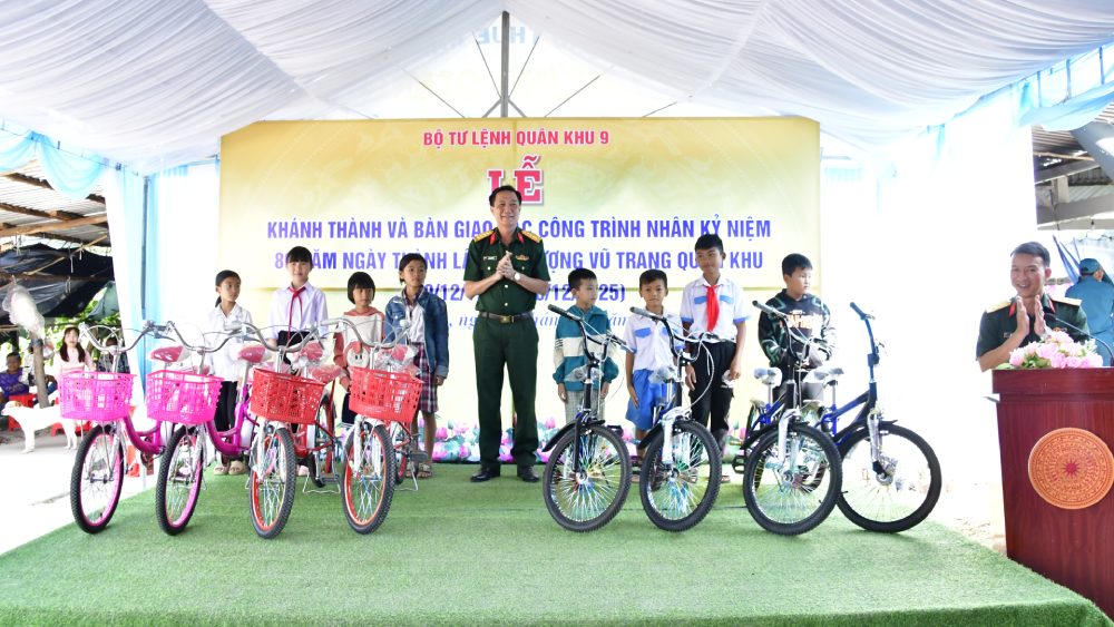 Dai ta Cao Minh Tam, Pho Chinh uy Bo CHQS tinh An Giang trao tang xe dap cho hoc sinh ngheo vuot kho. Anh: Phuong Vu