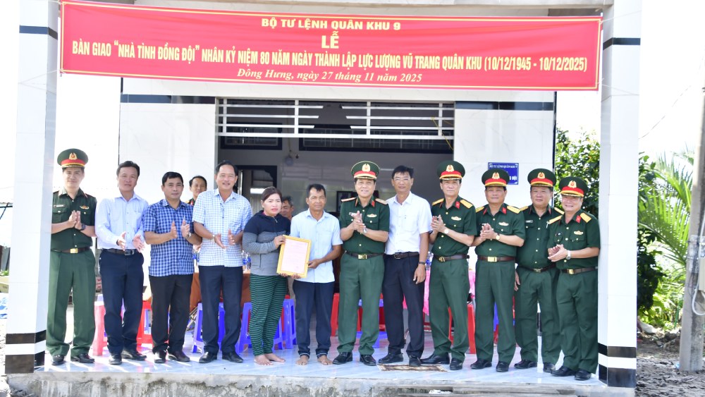 Military Region 9 hands over the comrade's house to policy families in Dong Hung commune. Photo: Phuong Vu