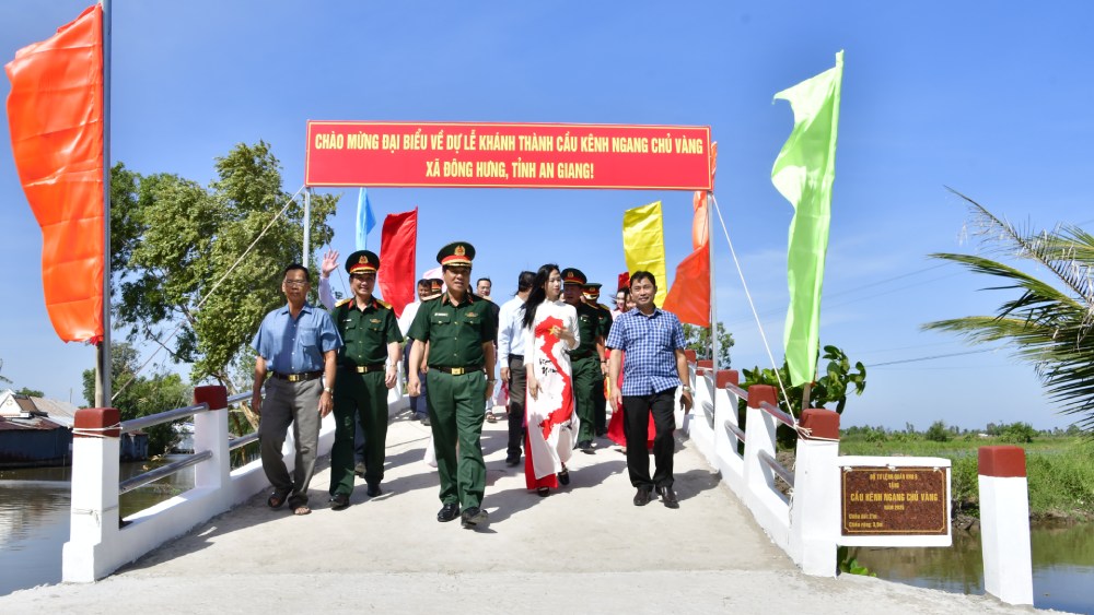 Quan khu 9 khanh thanh cau Kenh ngang Chu Vang, ap Ngoc Hien. Anh: Phuong Vu