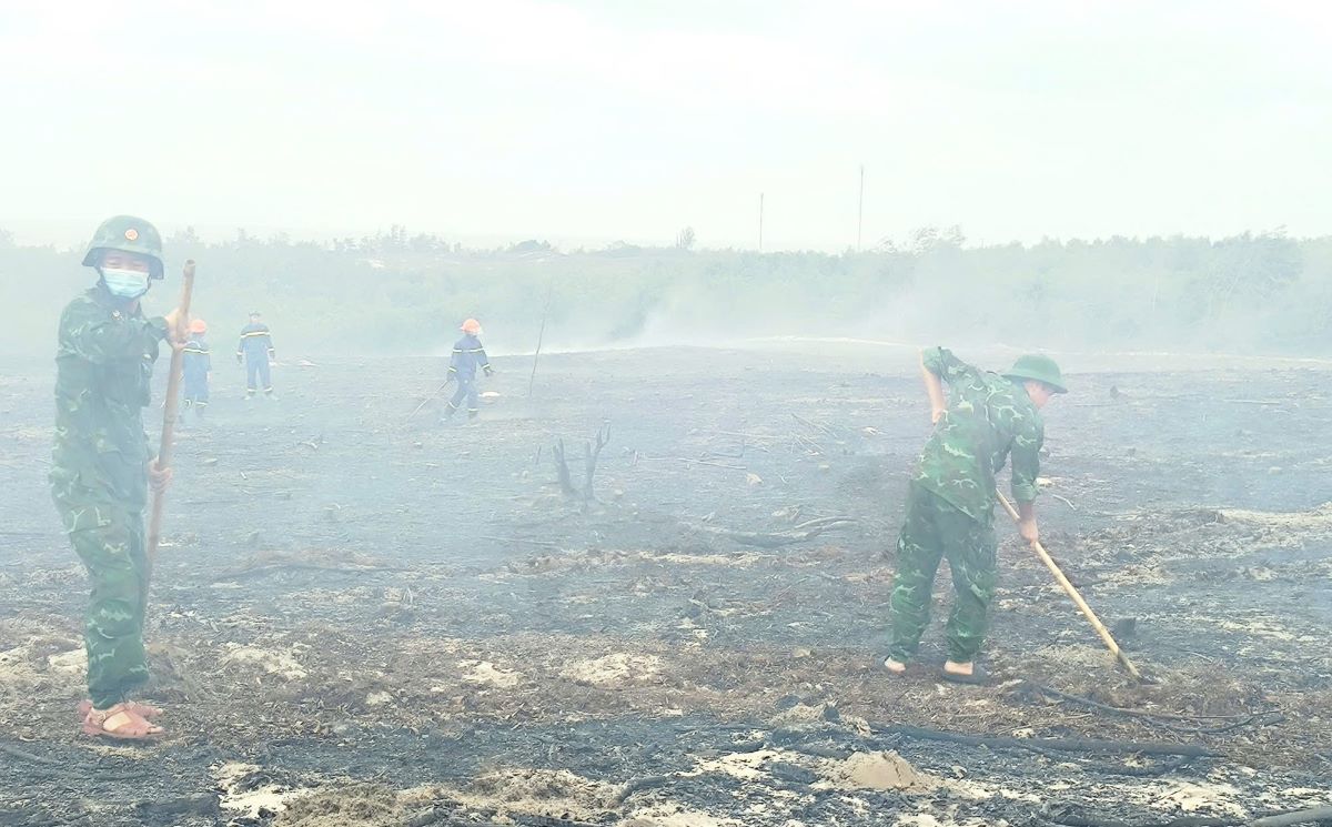 Cac luc luong dap tat cac diem tan du co nguy co phat sinh chay tro lai. Anh: Don Bien phong Cua Tung