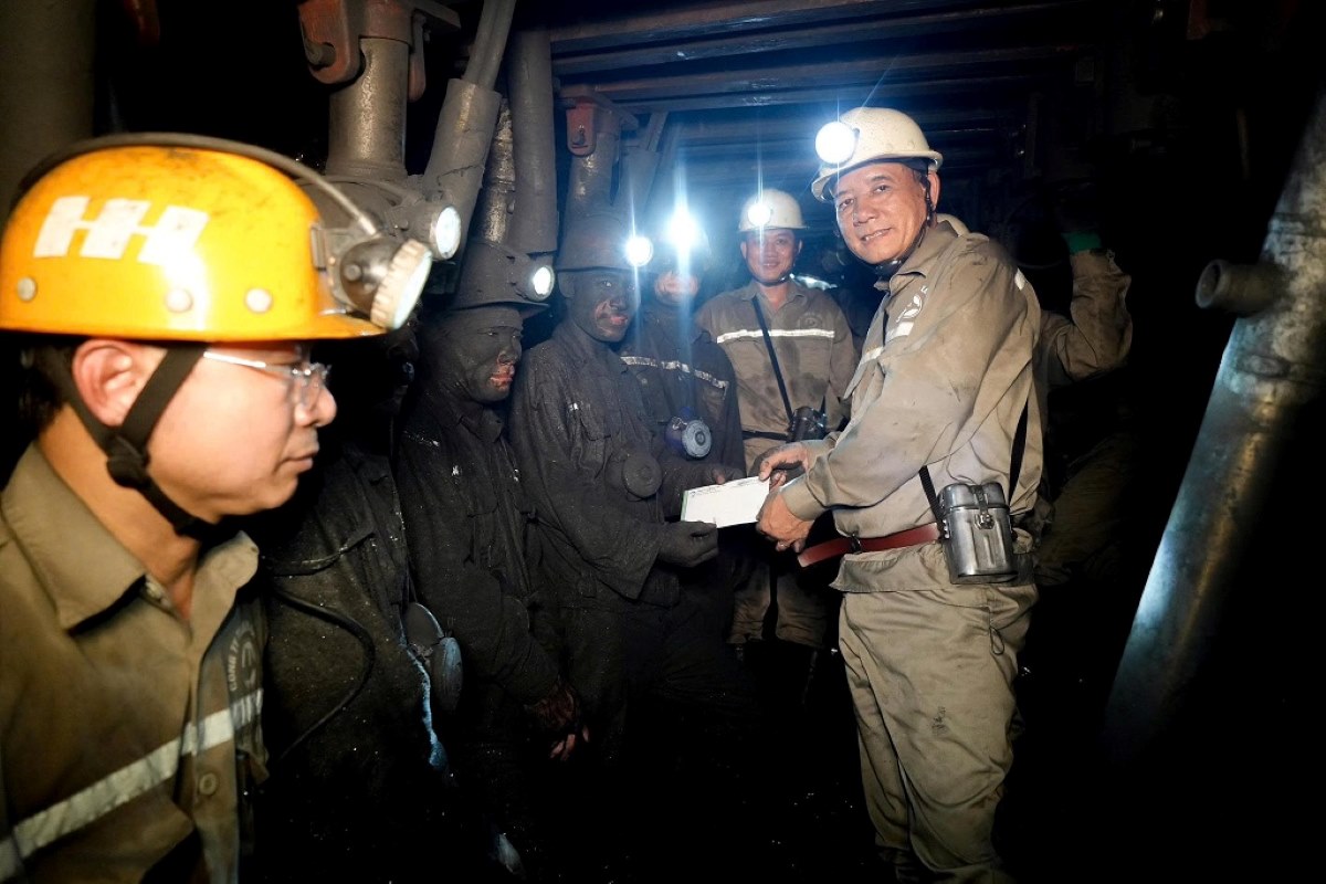 Les dirigeants de la société charbonnière Hạ Long - TKV rendent visite et encouragent les ouvriers du four qui travaillent profondément dans le sol. Photo : Société charbonnière Hạ Long