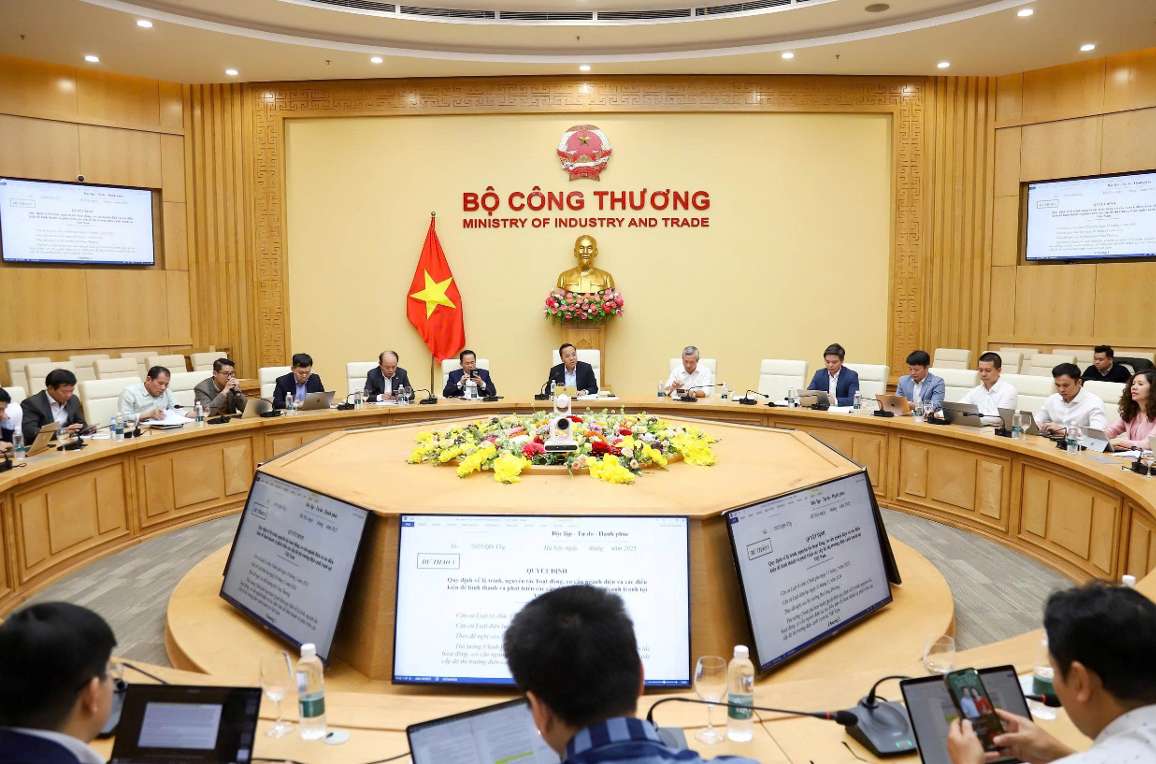 Hop To soan thao Du thao Quyet dinh cua Thu tuong Chinh phu quy dinh ve lo trinh, nguyen tac hoat dong, co cau nganh dien va cac dieu kien de hinh thanh va phat trien cac cap do thi truong canh tranh tai Viet Nam. Anh: BCT