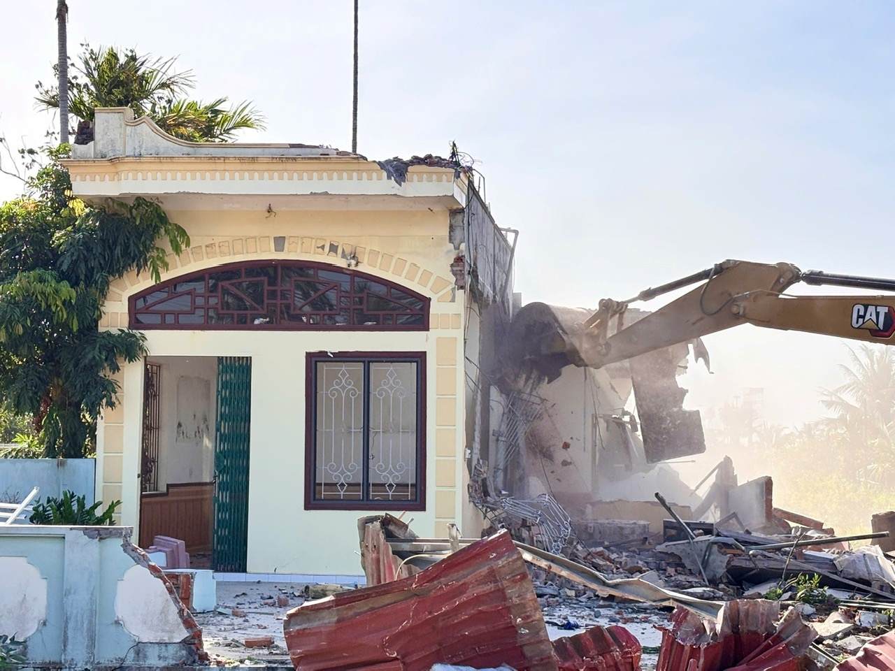 Sau cuong che, dia phuong tien hanh ban giao mat bang cho don vi thi cong tiep quan, trien khai cac hang muc tiep theo cua du an. Ảnh: Cong TTDT phuong Duong Kinh, Hai Phong