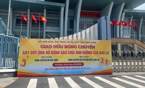 Tuyen bong chuyen nu Viet Nam va VTV Binh Dien Long An dau giao huu gay quy ung ho dong bao lu lut. Anh: VTV BDLA