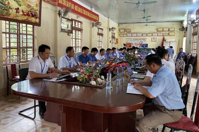 Can bo, giao vien Truong PTDT ban tru Tieu hoc & THCS Muong Leo giao ban chuyen mon. Anh: Nhat Minh